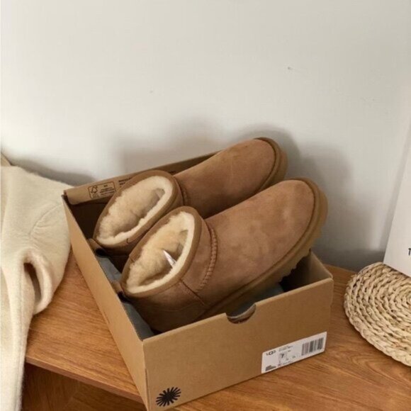 UGG | Classic Ultra Mini Boots In Chestnut New In Box - Picture 4 of 5